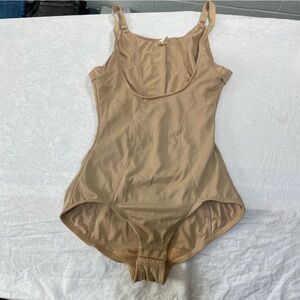 Flexees Shapewear Bodysuit Size Small Slimming Flattering Tan Nude EUC